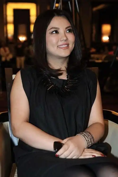 李湘早年旧照曝光体重高达160斤霸气十足hold住全场