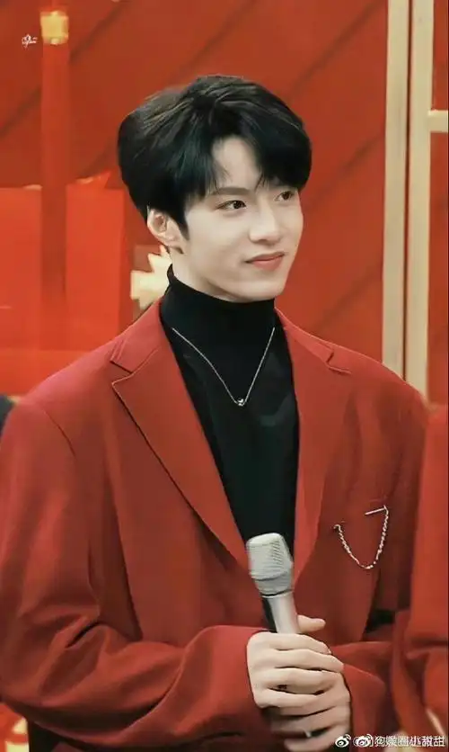 拍#刘耀文今日彩色西装外套好好看,好帅,爱了,爱了@时代少年团-刘耀文