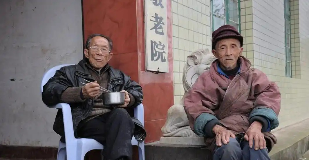 为啥农村的孤寡老人不愿意去养老院?这其中有什么难言之隐?