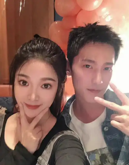 杨洋我的烟火人间与班长老婆合照##杨洋我的烟火人间比耶合照