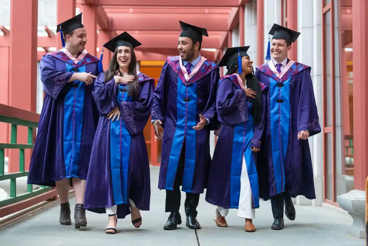 清华大学美国留学生乔伟(joshua kemp)(左一)和同学拍毕业照