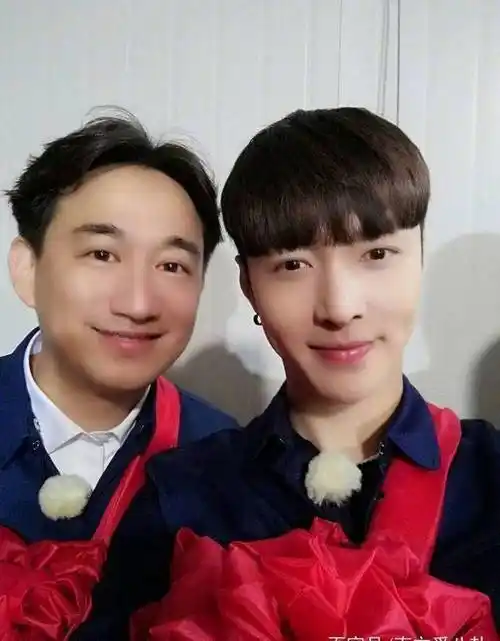 张艺兴晒极限男人帮合照,乖巧发型引热议,而最恐怖却是直男视角_照片