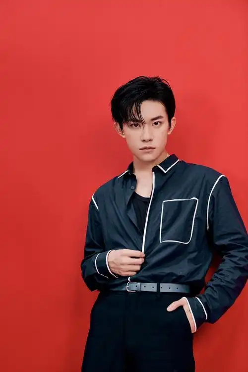 易烊千玺港风湿发造型写真768x1280分辨率查看