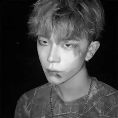 黑白伤感帅气的精致男生头像
