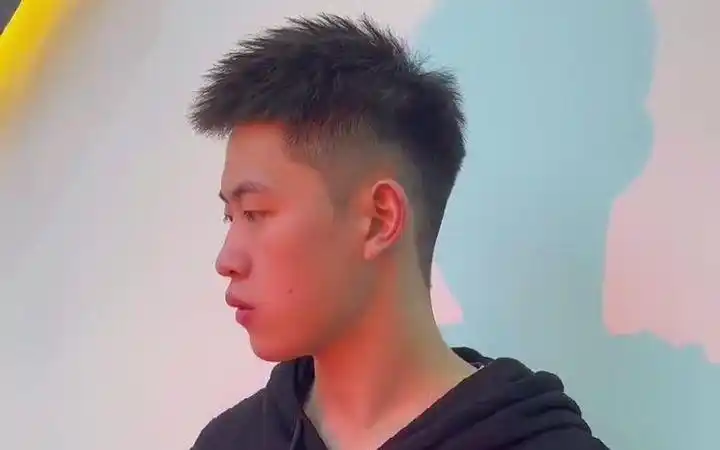 男士短碎前刺发型,长短三到五厘米.