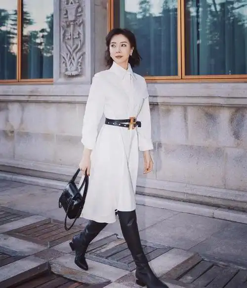 44岁陈数气质太好了穿白色连衣裙配高筒靴美得很优雅