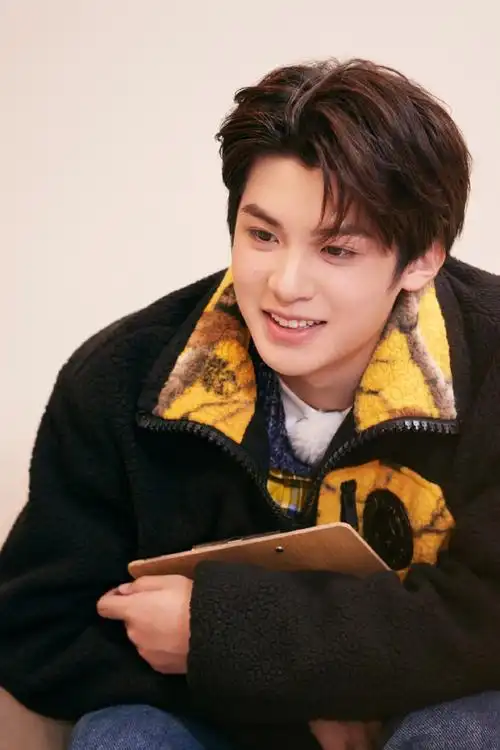 黄明昊极限挑战宝藏行剧照,黄色格子衬衫造型好男高啊,满满阳光帅 !!