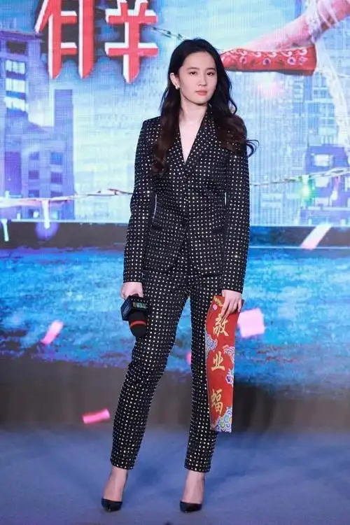 刘亦菲穿西装全靠气质撑看着身材有点圆润好在颜值没咋变