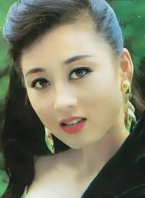 李连杰56岁妻子利智近照身材容貌完全不输当年坐拥数亿资产