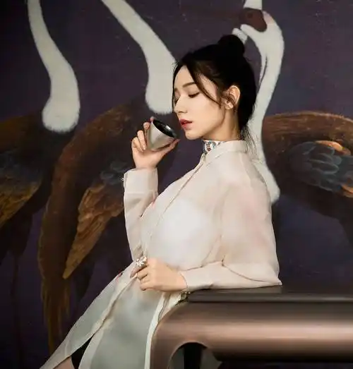 代斯穿天蓝色轻纱礼服,配丸子头姿态优雅_时尚_魅力_白色