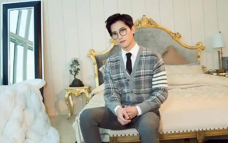 桌面壁纸 明星图片 > 正文  本文 居家暖男杨洋桌面锁屏_魅力无限的