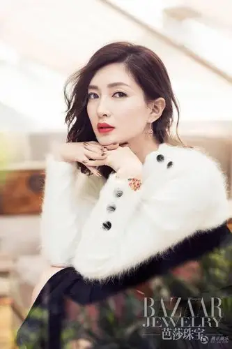 江疏影杂志封面写真 红唇示人气场全开