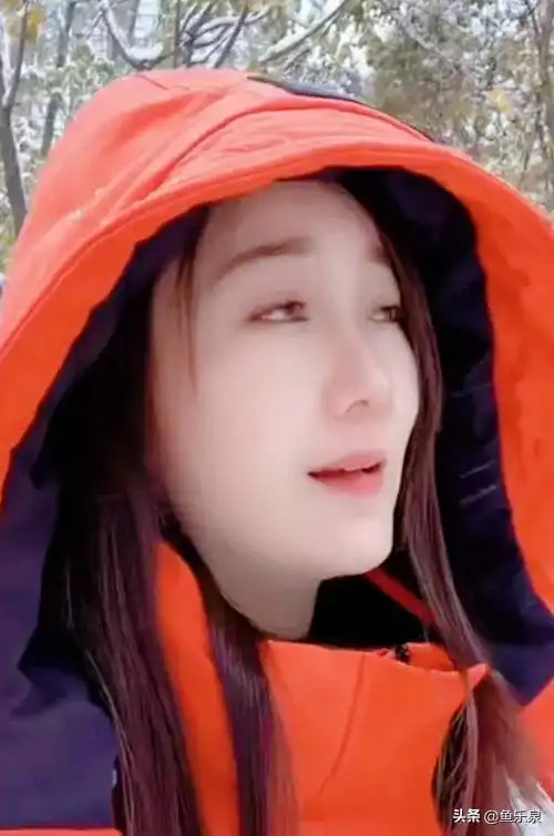 任妙音戚龙的妻子了凡,出生于内蒙古,女歌手.