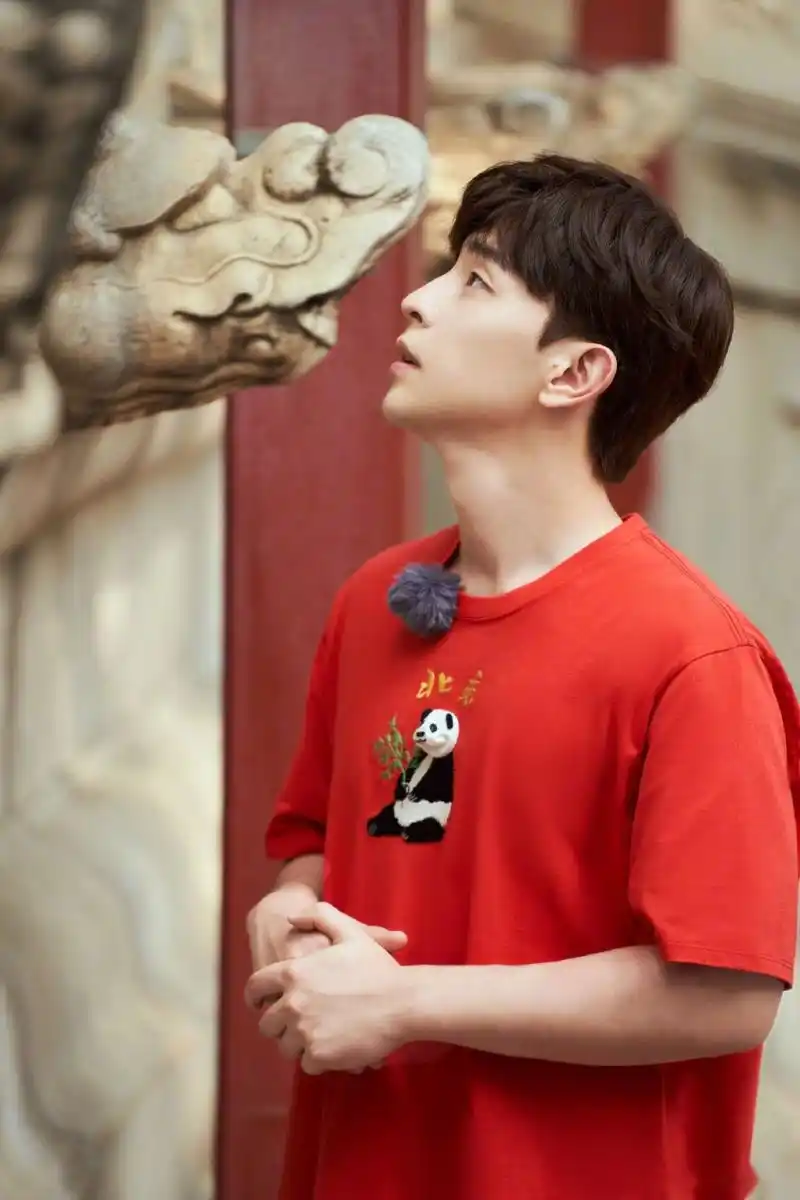 邓伦中国青年封面  @邓伦 登上共青团中央官方杂志《中国青年》访面