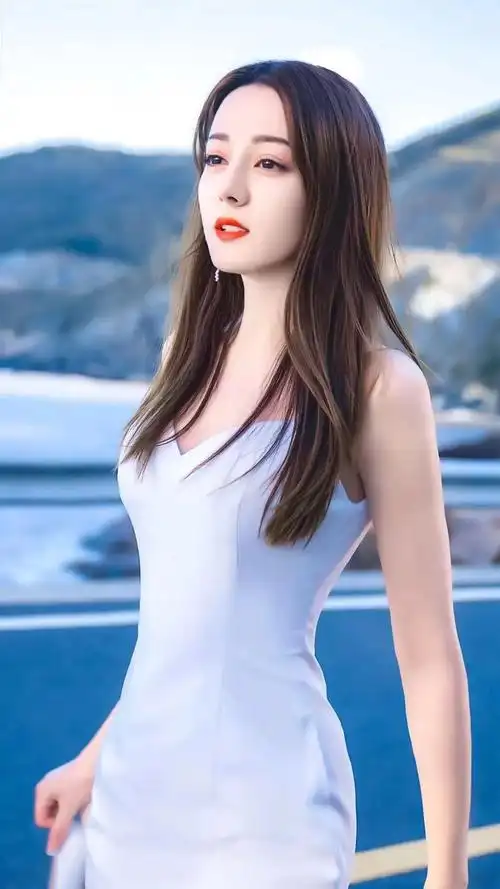 迪丽热巴:看完她的照片,好多网友坐不住了!