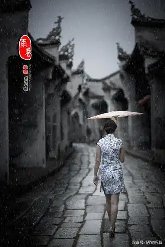 老家那条雨巷 不宽也不长 刚好容一把油纸伞 斑驳的粉墙 让我想起奶奶