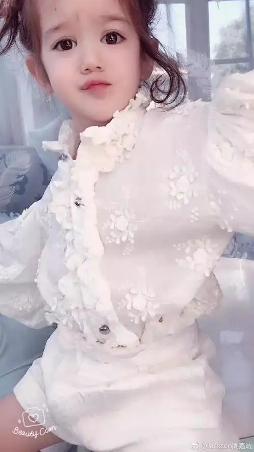 不只是jackson,他的哥哥已经八岁了,也是留着长发,穿中性衣服,一不