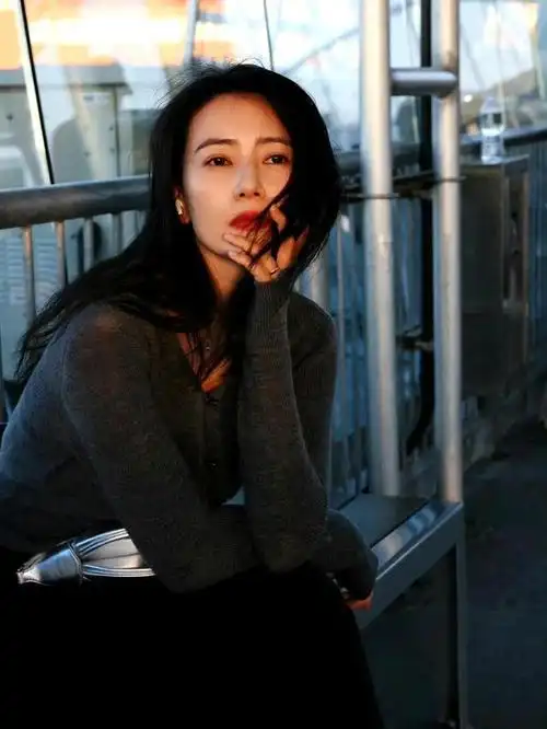 街拍高圆圆 夏天和好友一起街边散步 很接地气