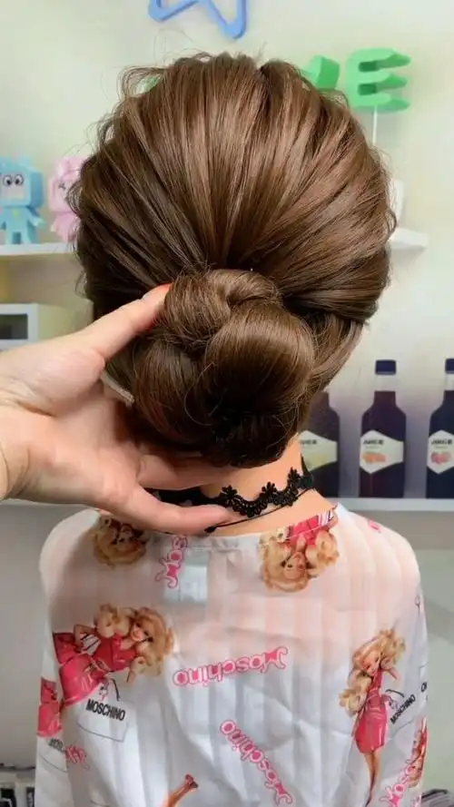 超级我的贵妇的发型这样扎,你们可以尝试一下哦!