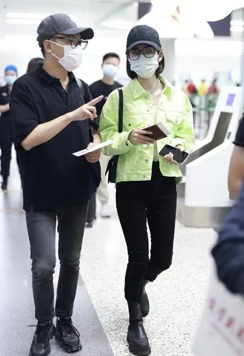 165cm的唐艺昕也爱穿厚底鞋身高变化不明显但气质可娇嫩不少