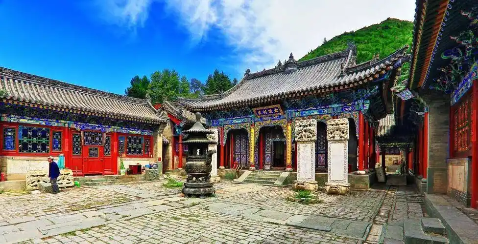 山西五台山这个寺庙,内有"中华第一石雕",因一口泉水而得名_龙泉寺_建