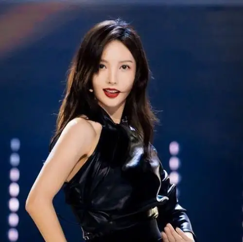 金晨新剧演"女霸总",却因"歪嘴"不自然,让人看着颇出戏|贾乃亮|李一桐