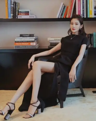 王媛可穿开叉黑裙,站着十分优雅,猛一看脚踩是2个"笔筒"?