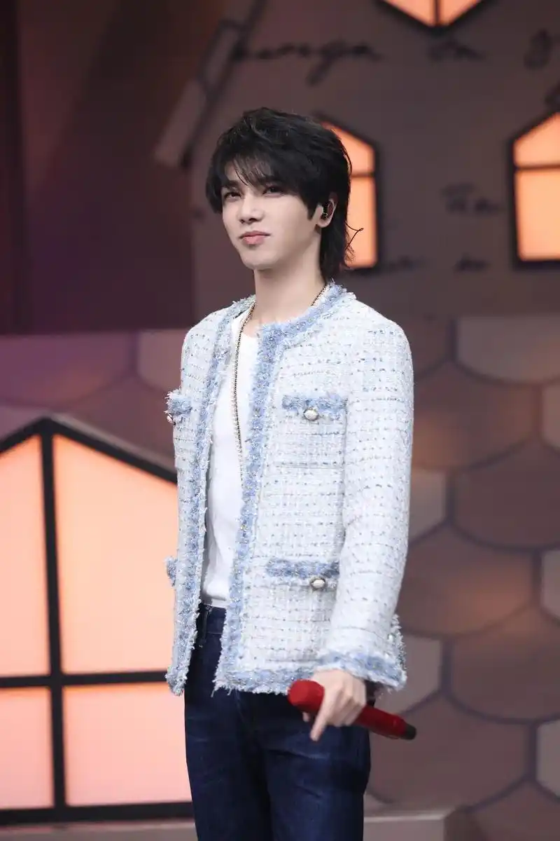 华晨宇壁纸这神仙颜值太绝了帅气中透露着一丝俏皮