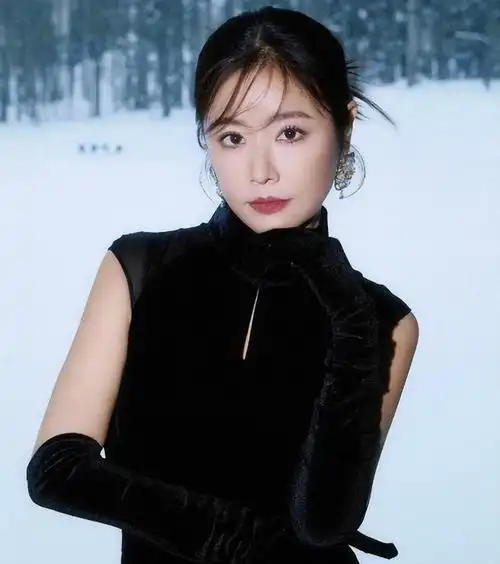 47岁林心如老到认不出!穿宽松t恤显苍老,素颜出镜似寻常大婶