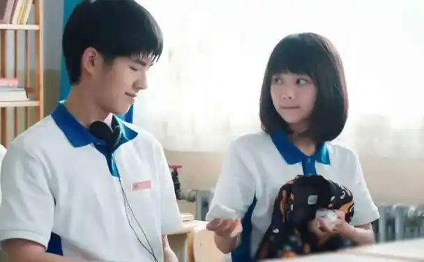 除了与张婧怡被曝光过,他与胡冰卿也曾被拍到亲密无间的模样.