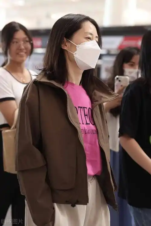 刘敏涛纯素颜走机场,三伏天还穿长衣长裤,玫红色t恤好惹眼_休闲_风格