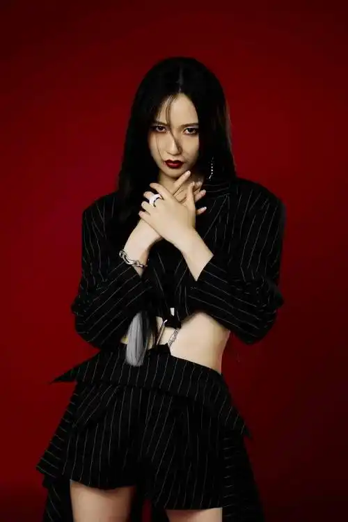 吴哲晗御姐风大片