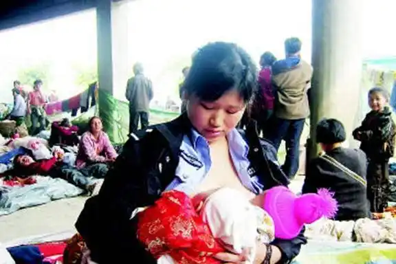 原创汶川地震中为9名婴儿解衣哺乳的蒋晓娟后来为什么引发争议