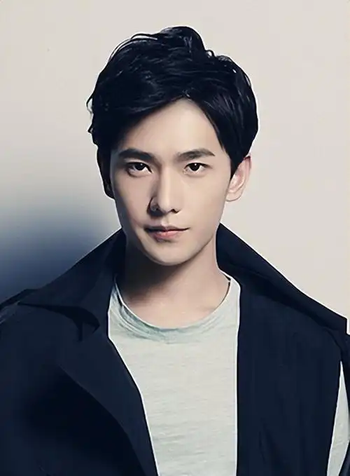 杨洋的长相就偏向于国风美男子的类型,可以用剑眉星目来形容.