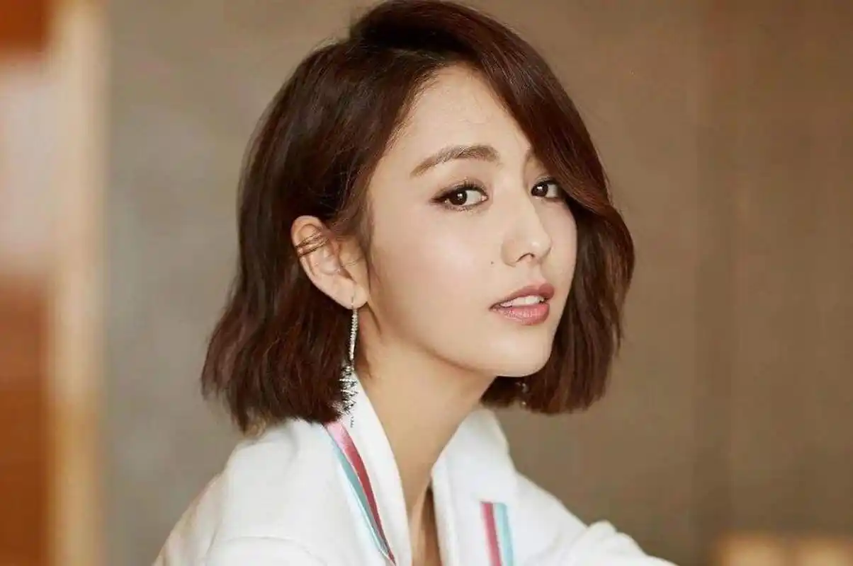 2020年鼠年春晚佟丽娅是唯一一个具有演员身份的主持人.