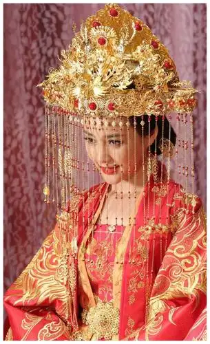 大婚时头戴凤冠珠帘的古装美女,?你觉得谁珠帘下的脸最美最惊艳