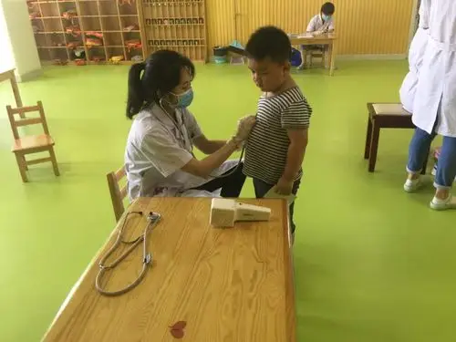 人员走进我们贝贝优佳幼儿园,为全体幼儿进行了一年一度的健康大体检