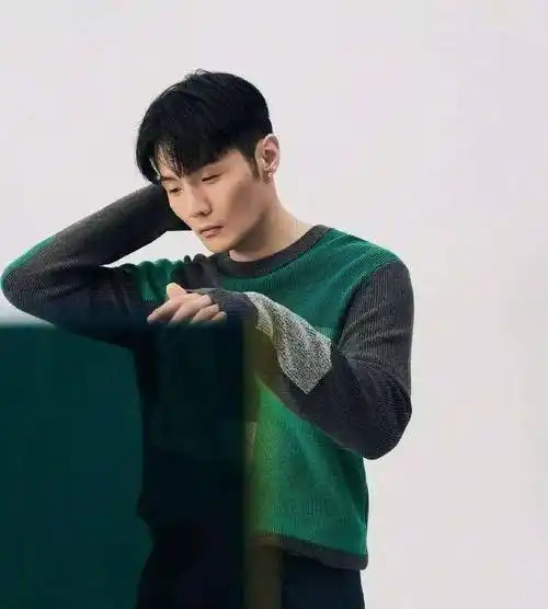 38岁李荣浩15岁辍学19岁车祸险丧命10年幕后终逆袭成导师