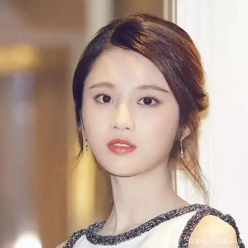 说起张慧雯,很多人似乎有点陌生, 但是这个长相漂亮又清秀的女孩子