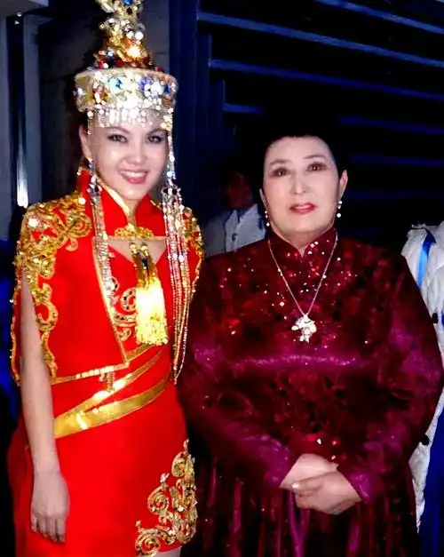 回顾乌兰图雅歌声唱出了草原没留住心上人39岁单身成父母心病