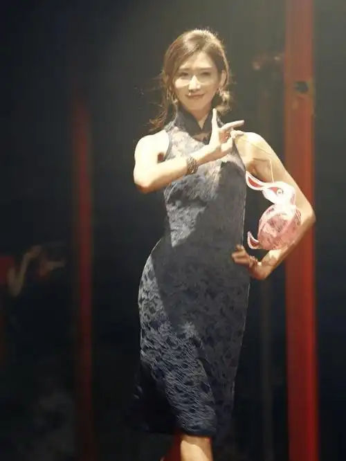林志玲旗袍装惊艳 手提兔子灯显典雅又俏皮
