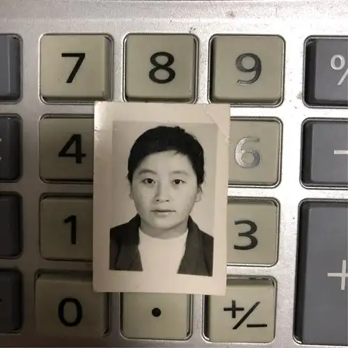 在老公手包里发现了1991年刚毕业的一寸黑白照片.