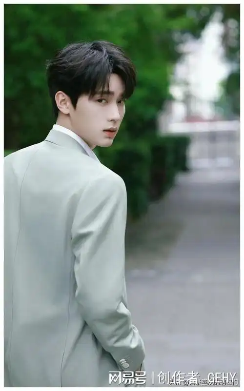 周翊然,2000年11月22日出生于重庆市,中国内地男歌手,演员.