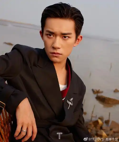 易烊千玺鼻子怎么变高的,他鼻子上是有个小痣吗?