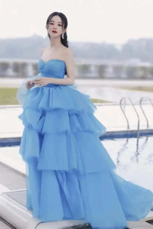 金鹰节上赵丽颖一袭湖蓝长裙尽显优雅魅力