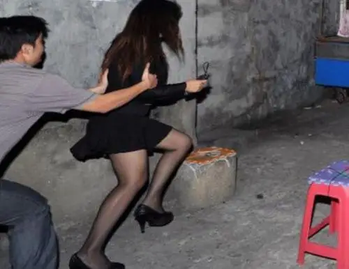 上海一男子发现卖淫女群聊辱骂自己,持刀将其刺死,被判16年