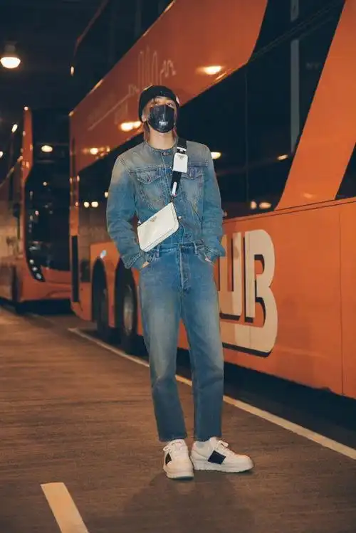 rayli星闻##蔡徐坤港风街拍大片