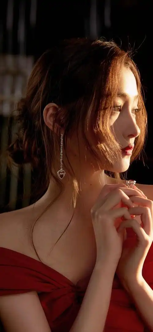 绝美关晓彤,最新写真性感诱惑|红裙_网易订阅