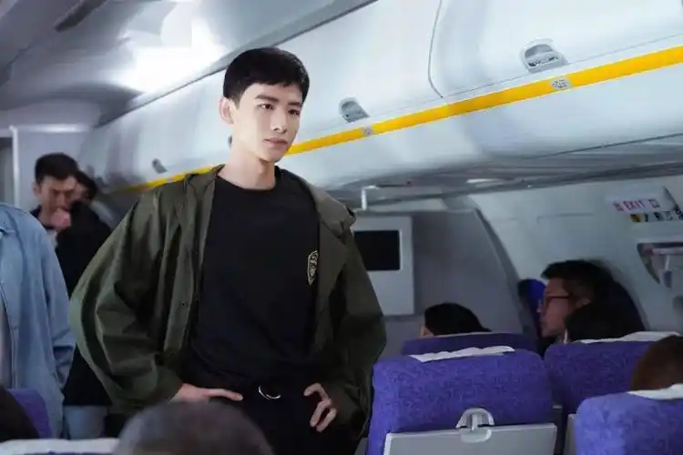 因为他身上的正气凛然而显得更加的飒爽▼建议白敬亭本人可以把警服