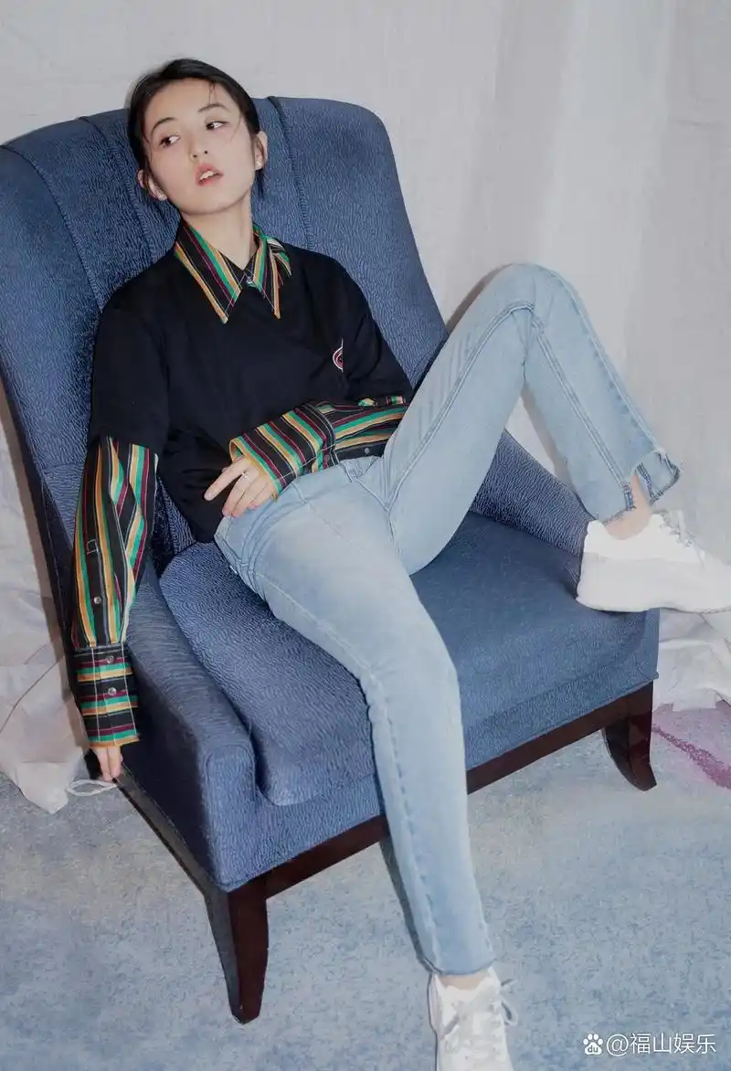 张子枫:才艺与美貌 张子枫是中国内地高知名度的演员,以其出色的演技